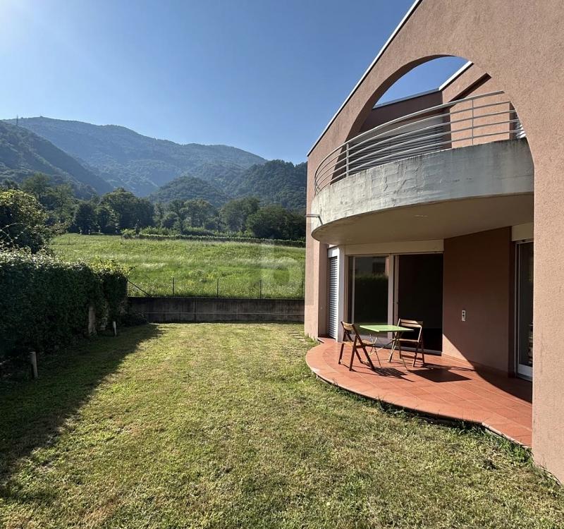 BRIGHT WITH LARGE GARDEN