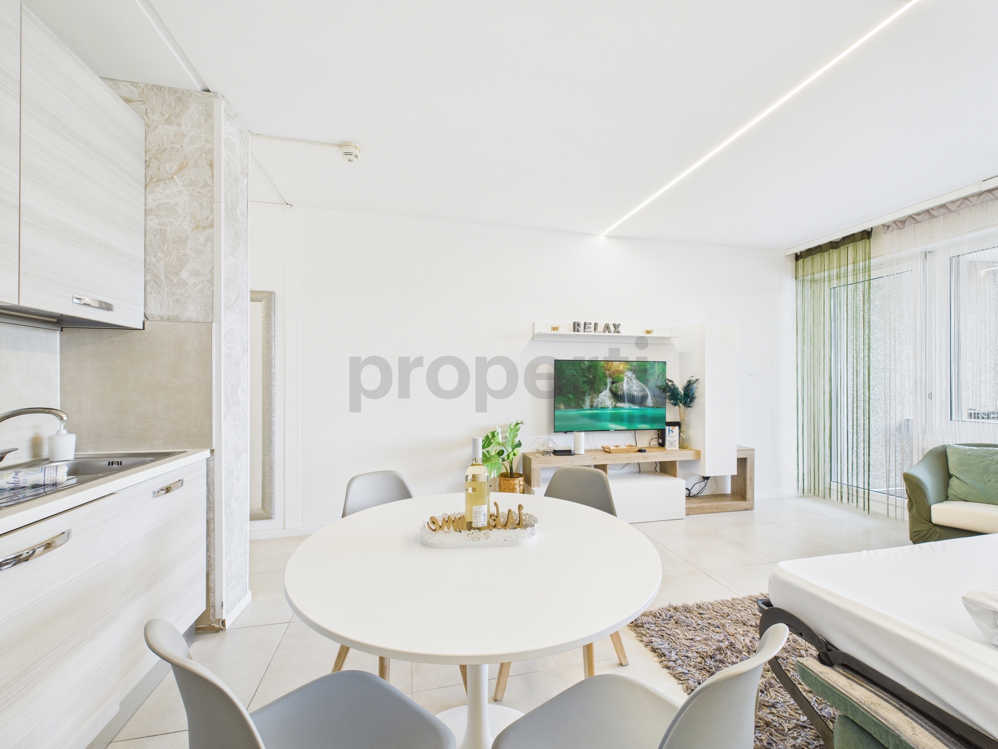 Appartamento 2.5 locali con vista lago e piscina condominiale ideale come residenza primaria, secondaria o investimento per aff…