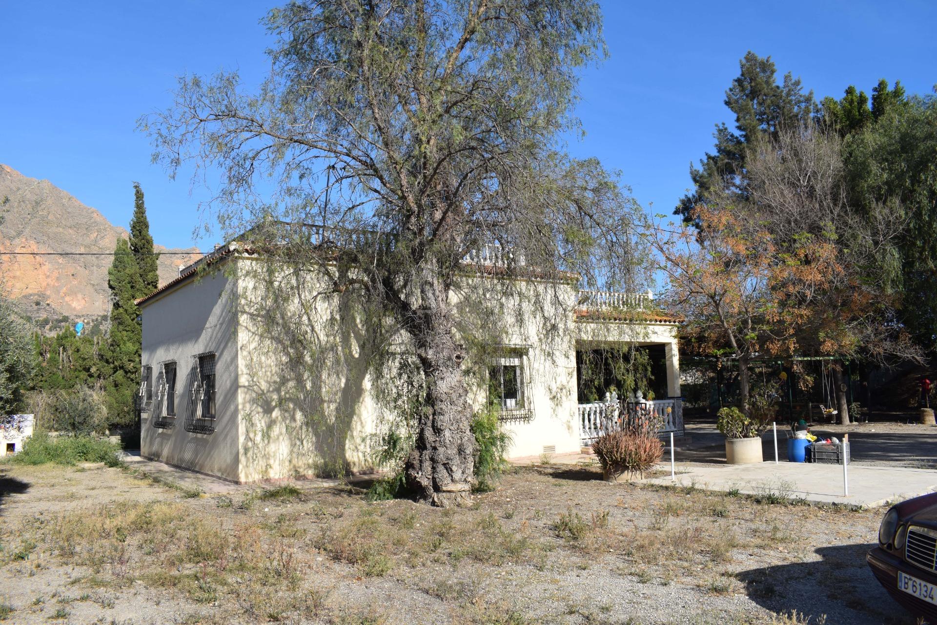COUNTRY HOUSE WITH MOUNTAIN VIEWS!