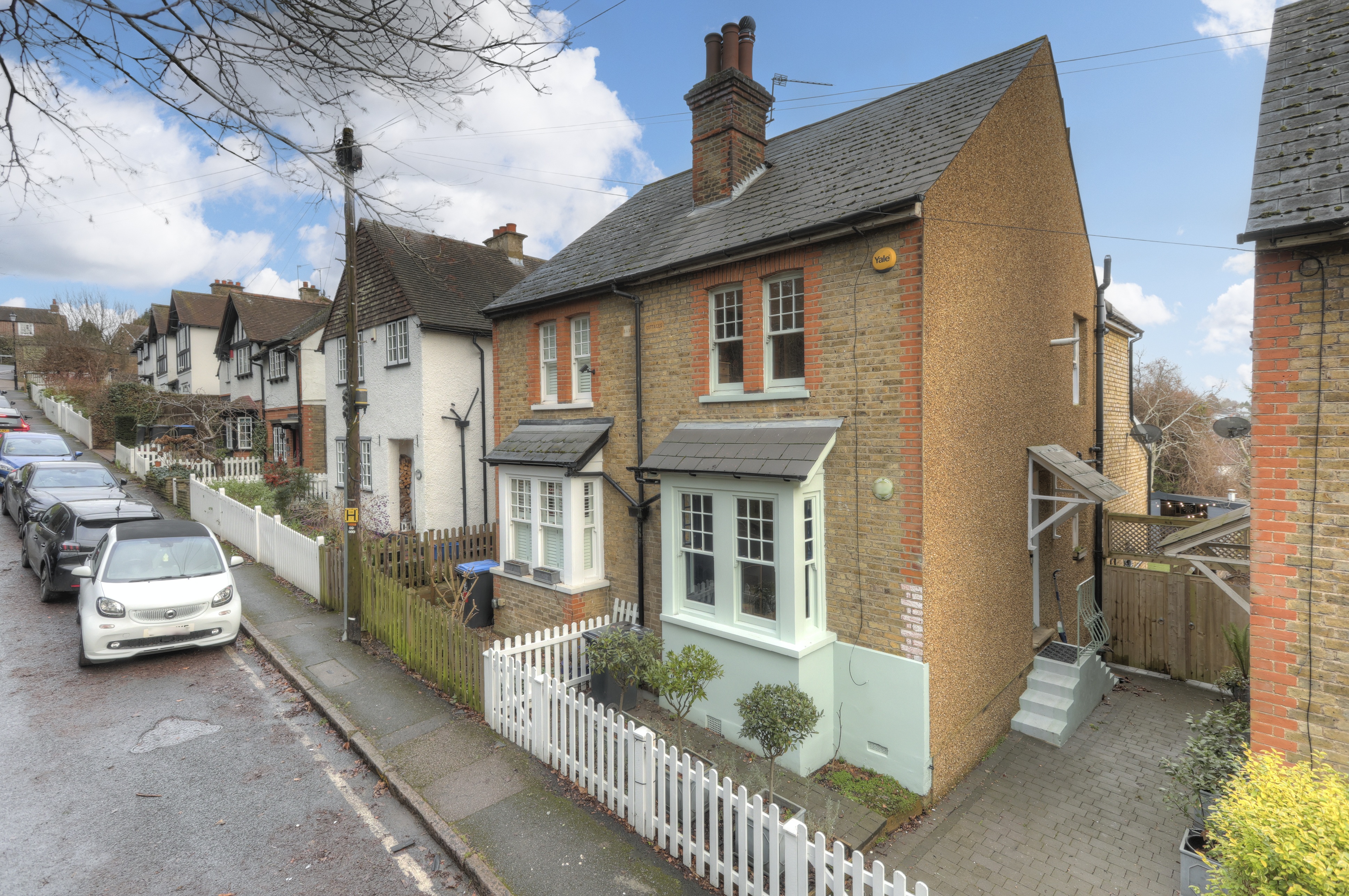 Semi-Detached House: for sale in Loughton