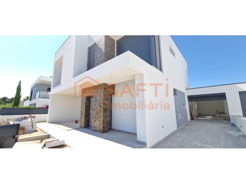 3 Bedroom Semi-Detached House with Pool and Garage in Azeitão (ready)