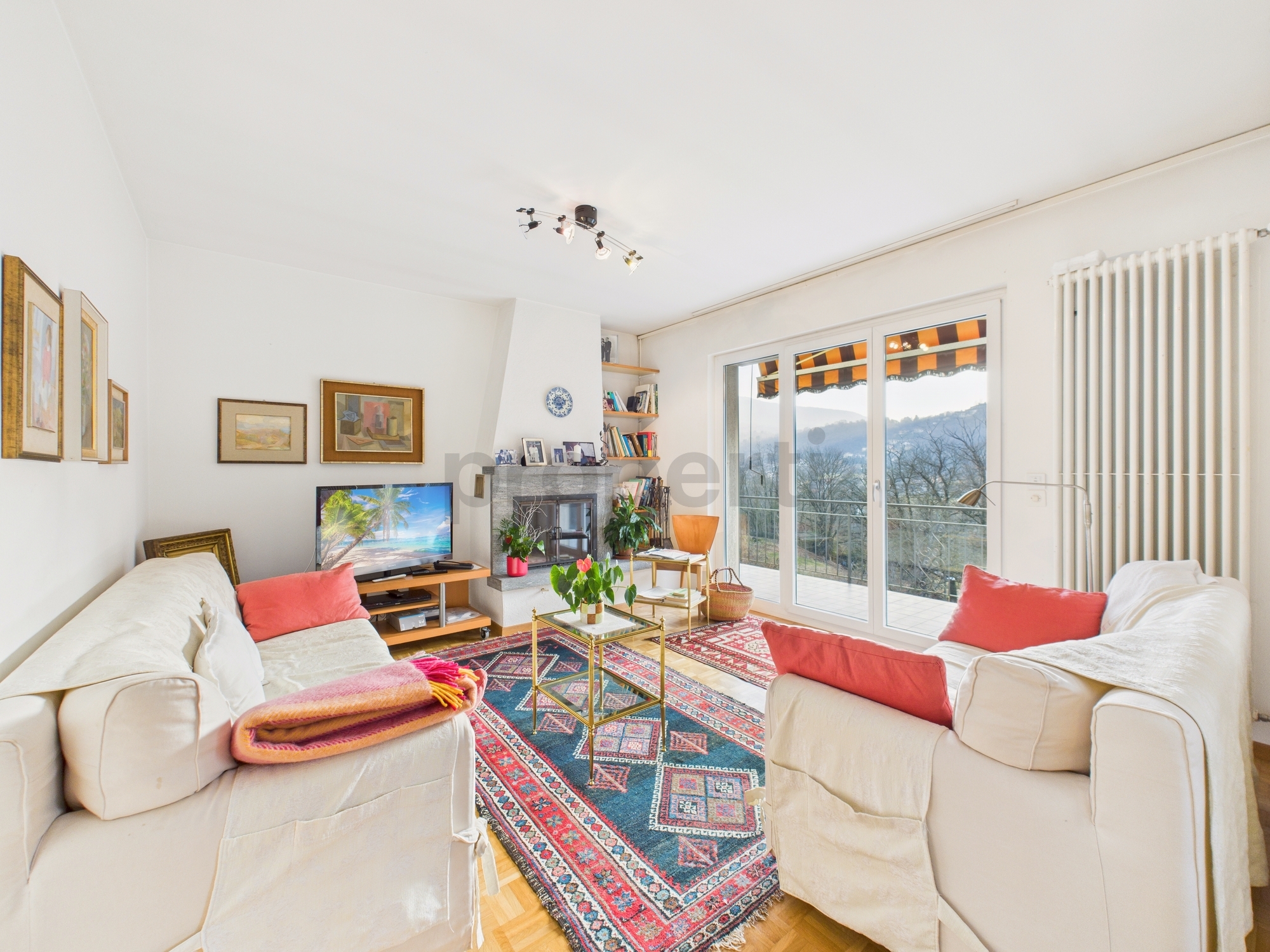 Affascinante villa bifamiliare con ampio giardino a Purasca