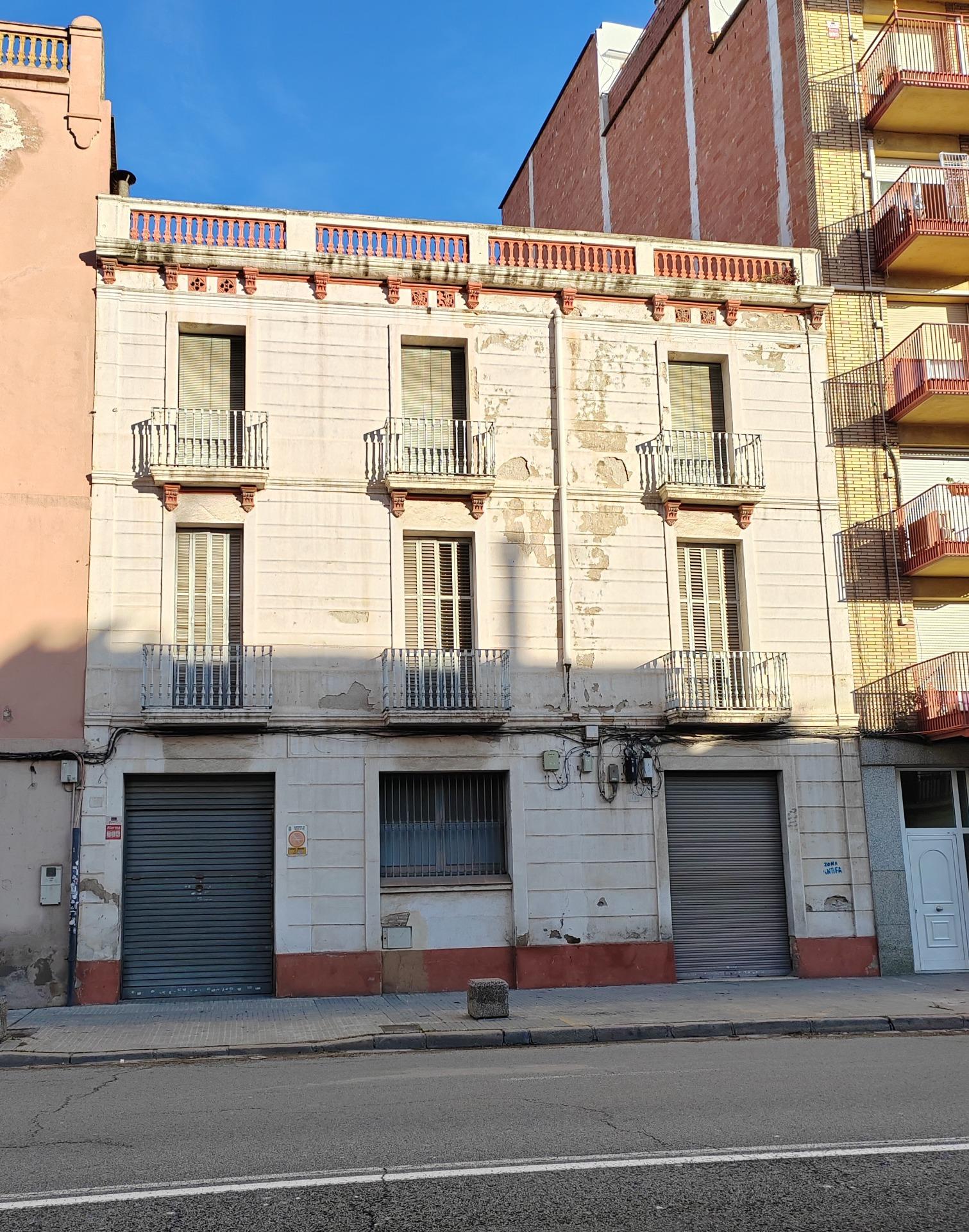 Investment opportunity: Building to renovate with historic façade in Molins de Rei