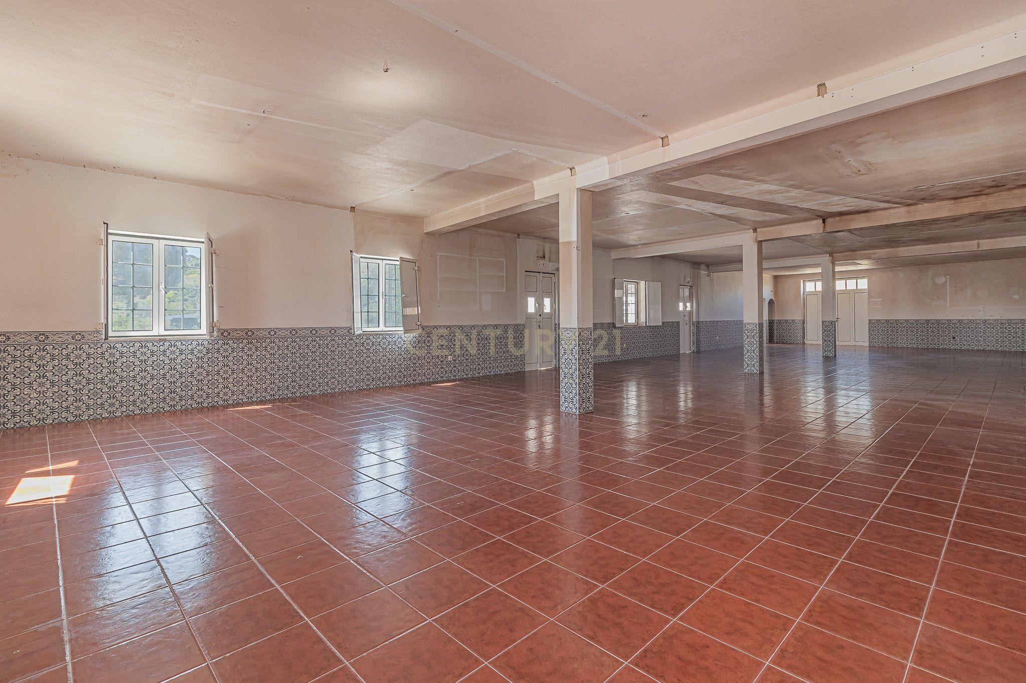 Warehouse for Sale in Loures with High Potential for Appreciation