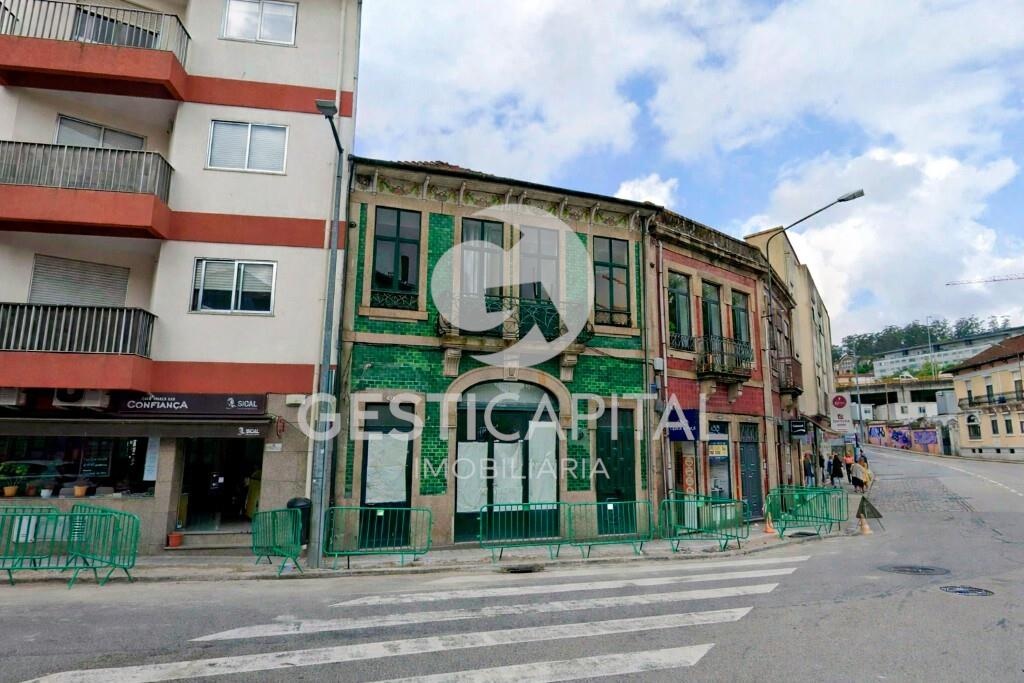 Building in an area of strong urban enhancement in Campanhã, Porto