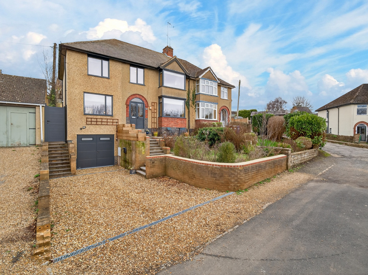 Semi-Detached House: for sale in Adderbury Banbury