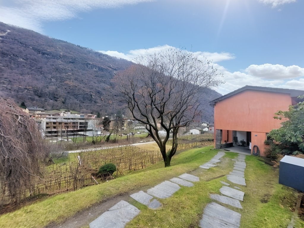 Spaziosa casa indipendente di 8 locali con ampio giardino a Giornico