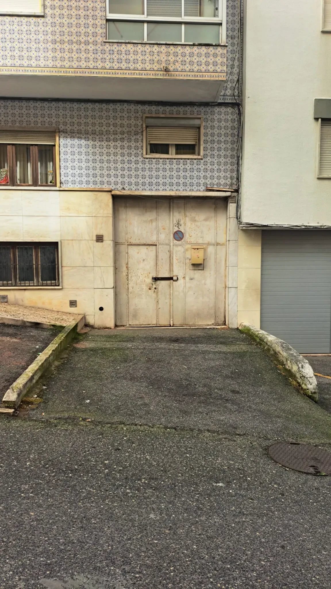 Warehouse for sale with 400m2, in Queluz