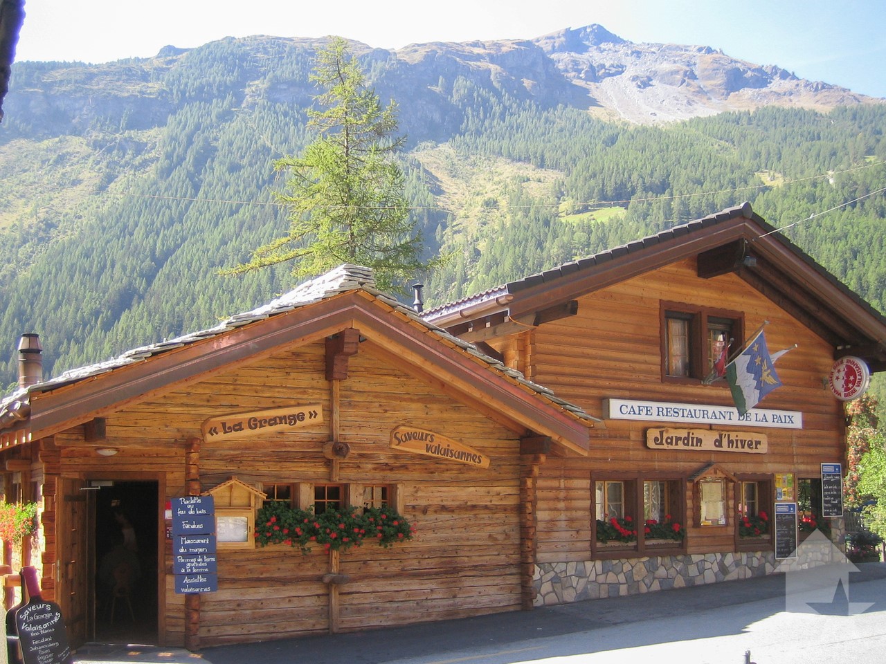 Magnificent restaurant in the centre of Evolène with separate apartment