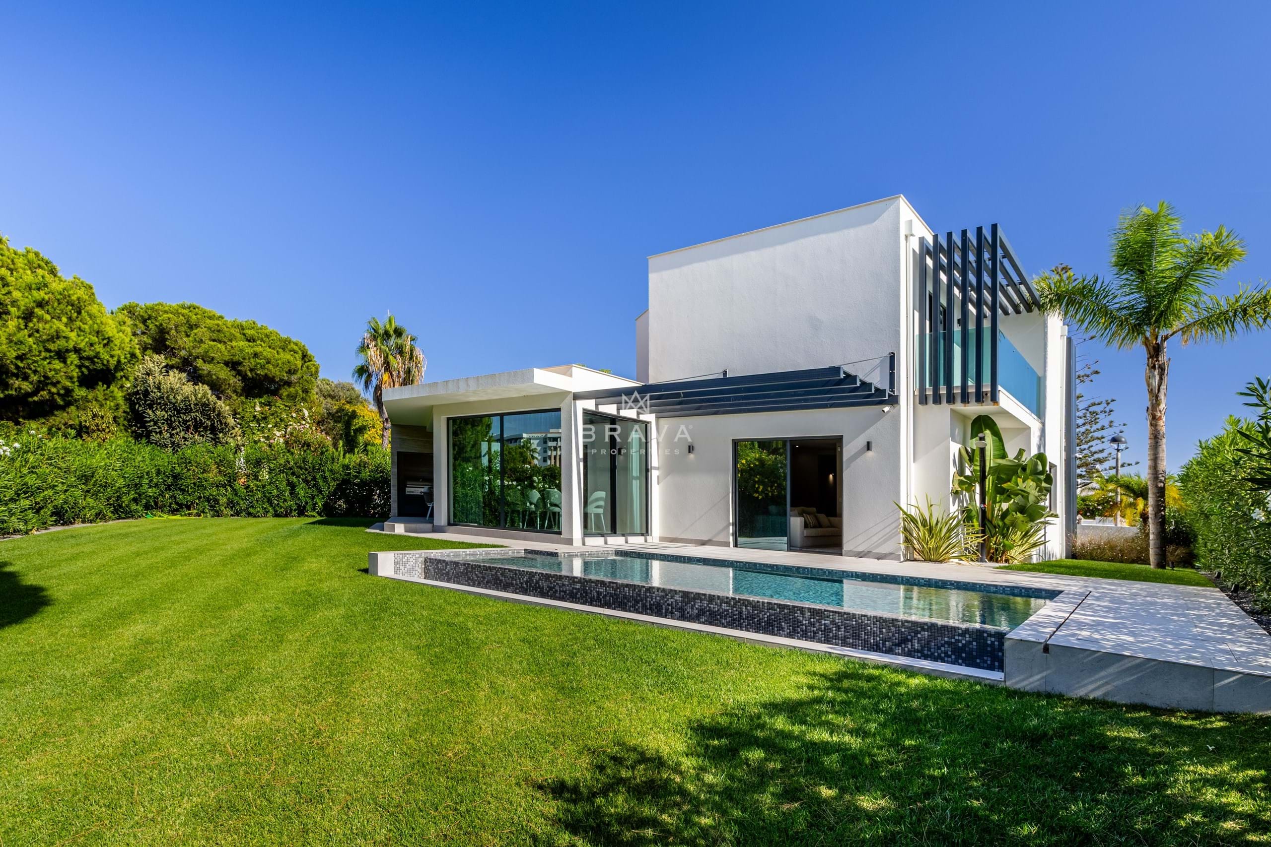 Detached 4 bedroom villa in the center of Vilamoura