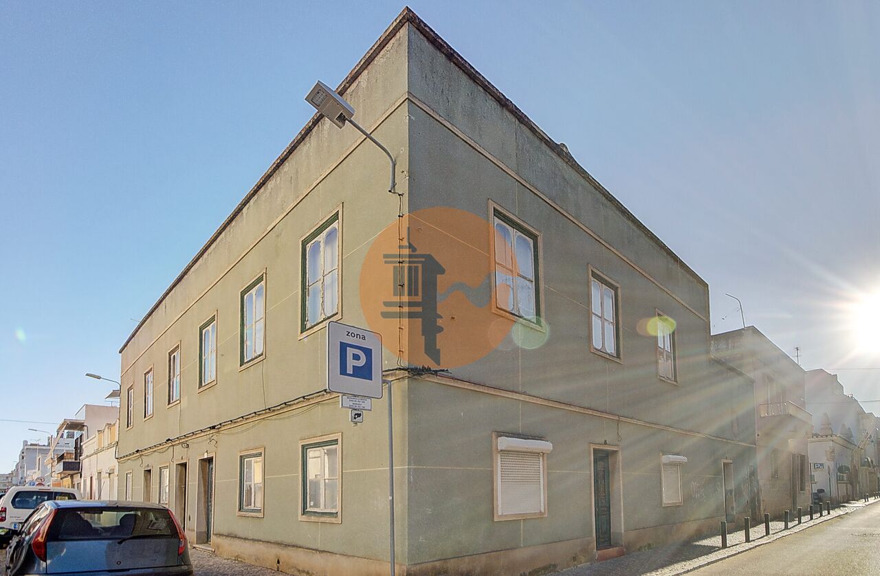 Building located in the center of Vila Real de Santo António, consisting of 5 units to recover