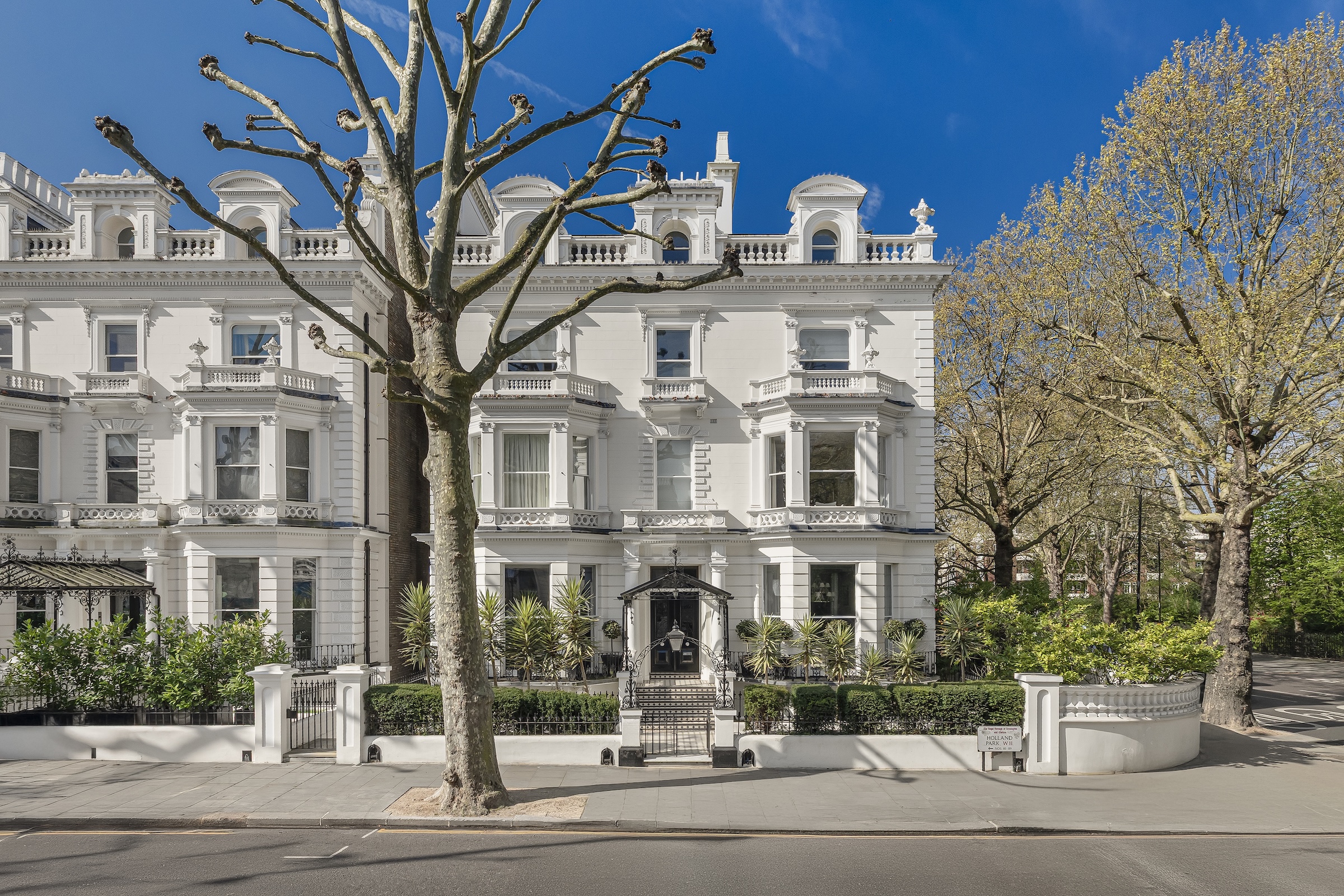 Exceptional lateral apartment in the heart of West London