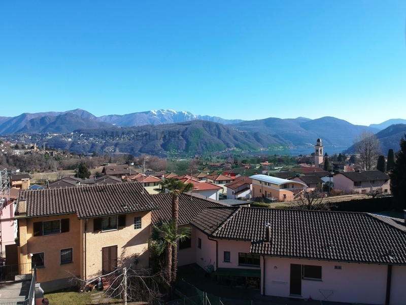 Beautiful building plot of 751 m2 well sunny and with lake view