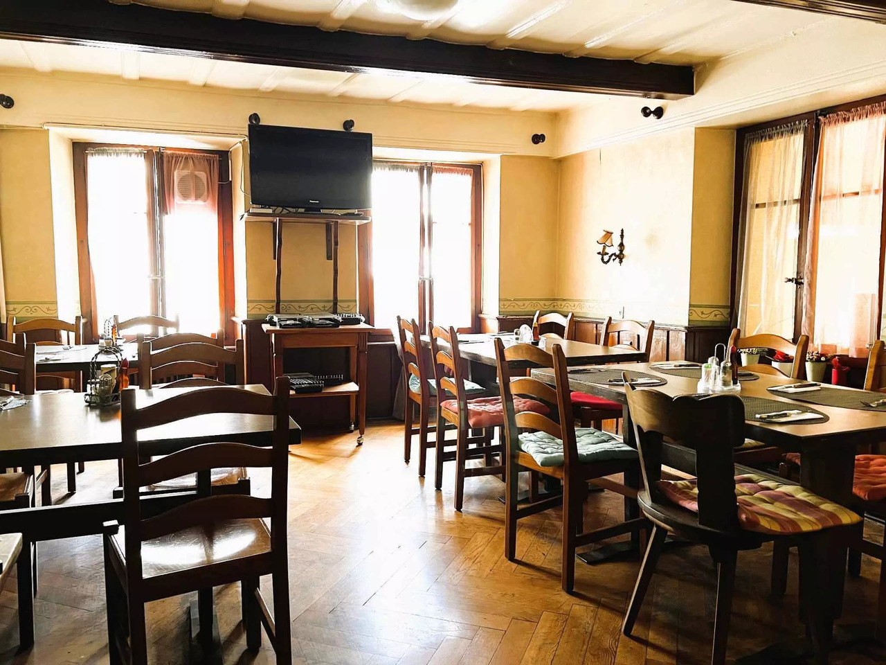 Mixed property Apartment + Restaurant Rare opportunity with high development potential