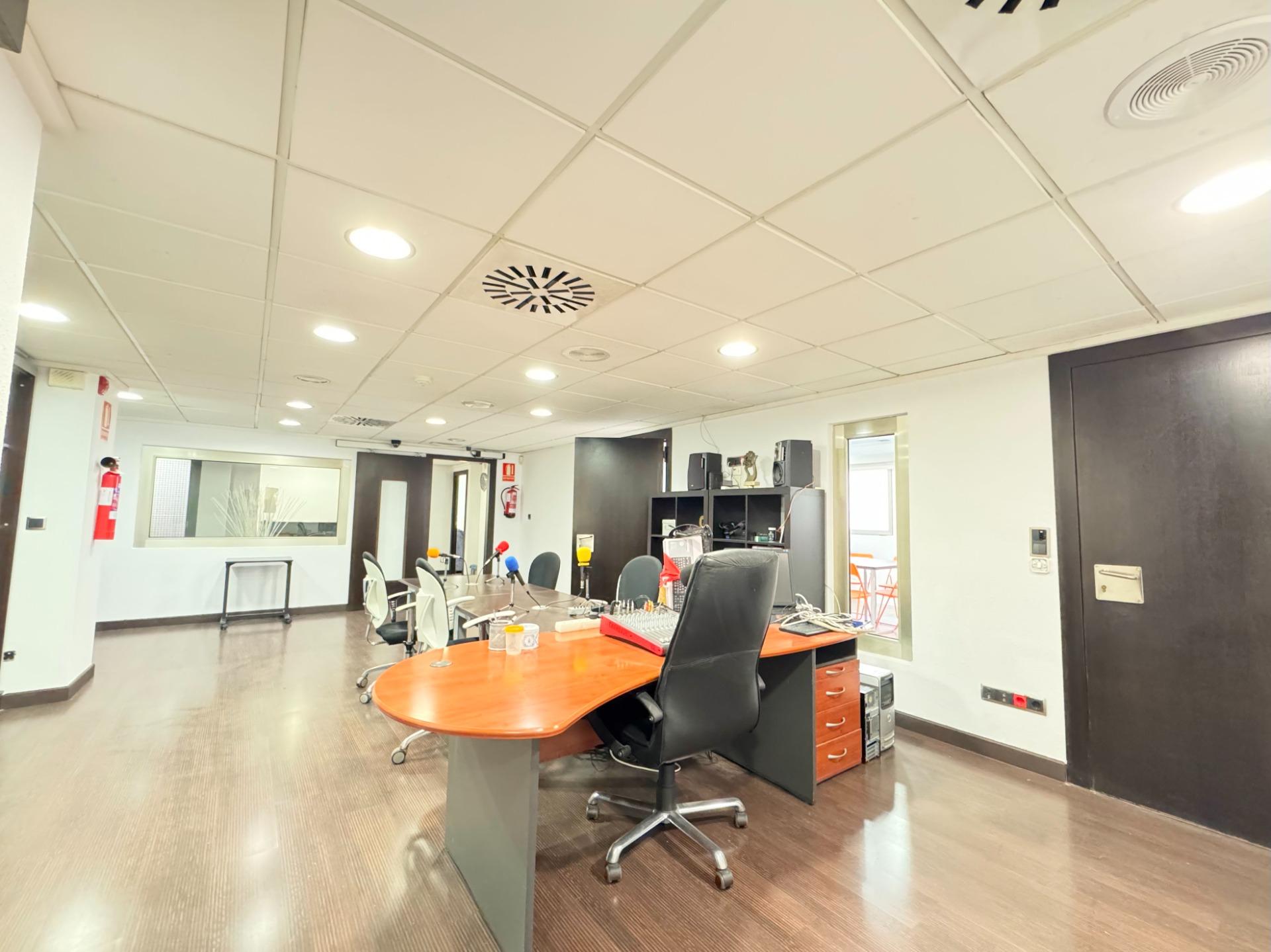 SPACIOUS REFURBISHED OFFICE IN A MAGNIFICENT LOCATION