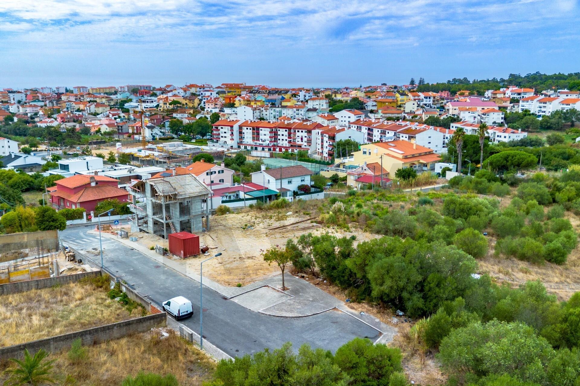 Land in Estoril, 5 minutes walk from the Stadium, with 650m2 of area