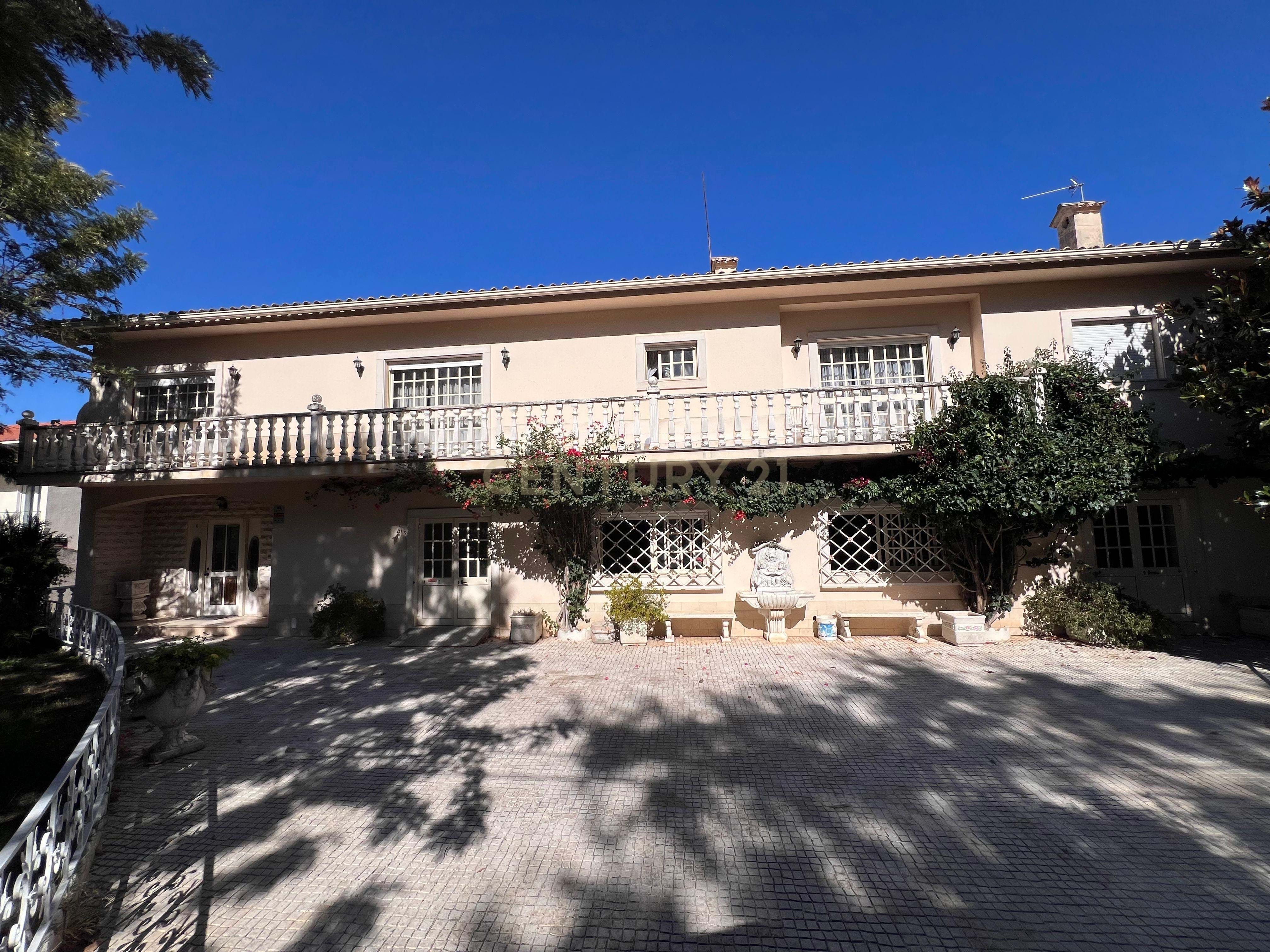 Building with 987m² Gross Area, 1143m² Land, 4-Bed + 2-Bed Apartments, 687m² Event Hall, 1km from Lousã