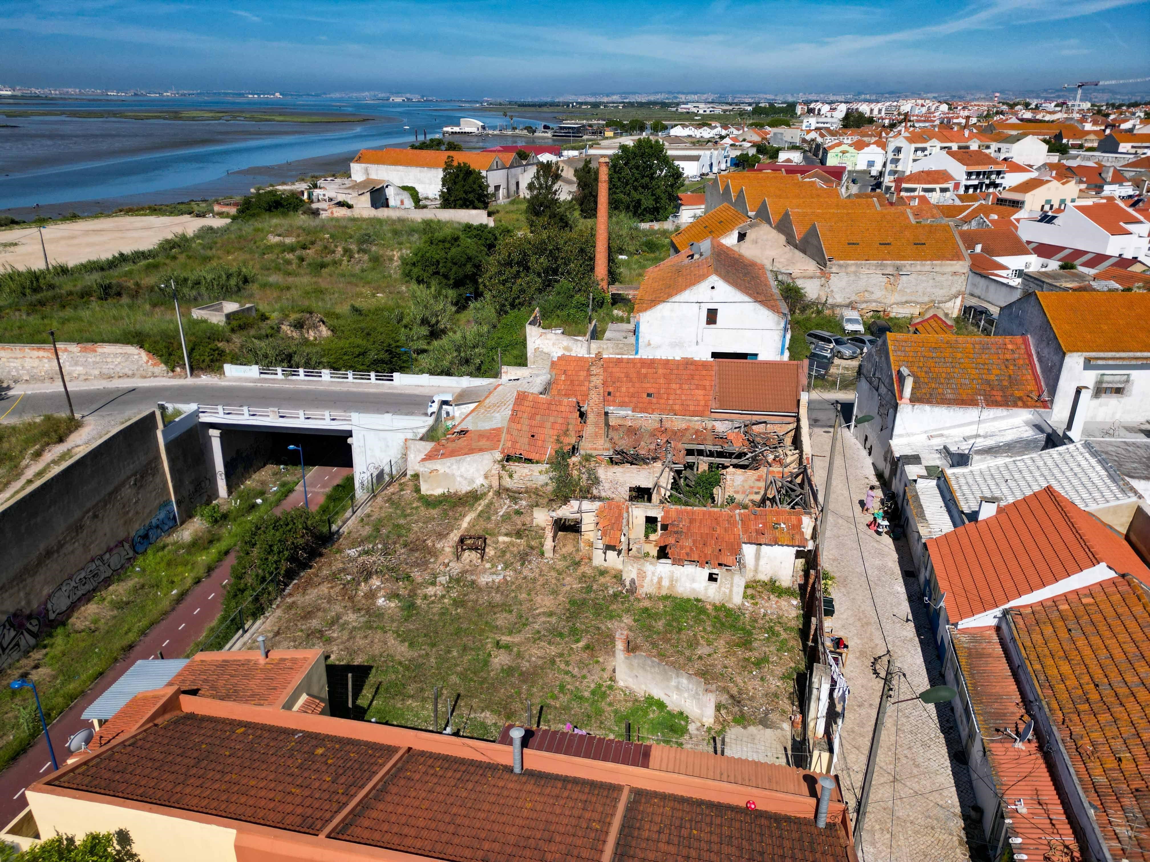 Montijo - Plot for the construction of a 3-storey building with 558 m2. River view