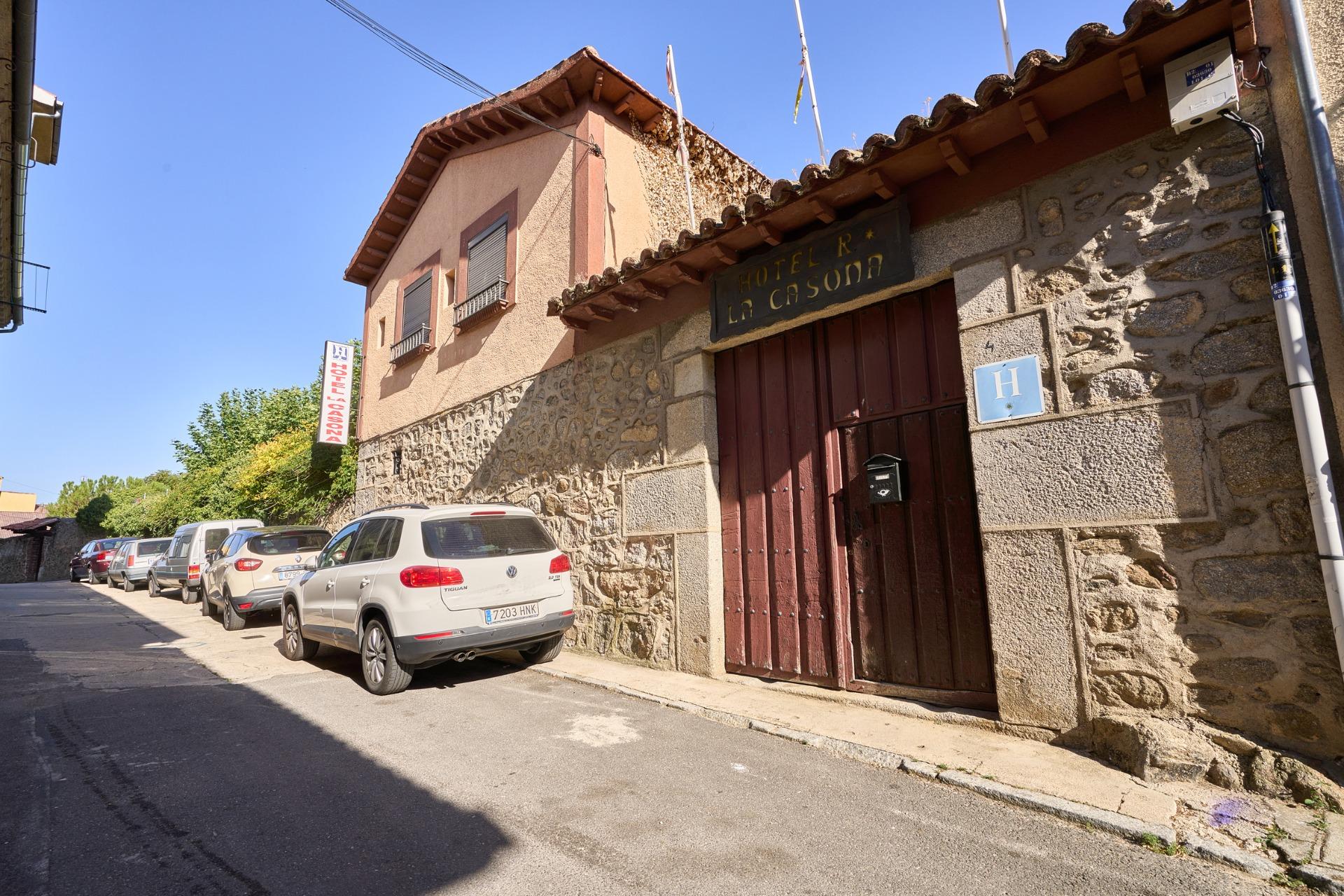 A building is for sale in the village of Piedrahita, dating from the 18th century.