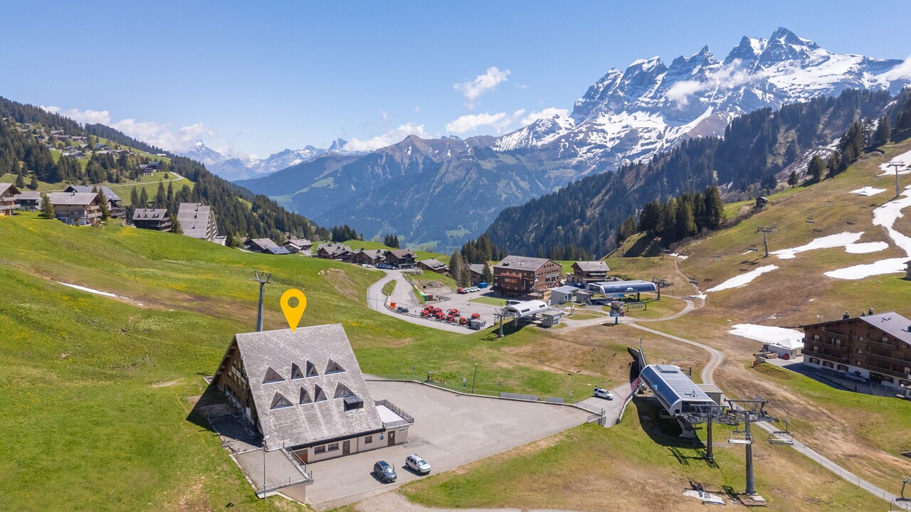 HOTEL-RESTAURANT AT THE FOOT OF THE SLOPES WITH ~95 INDOOR/OUTDOOR PARKING SPACES