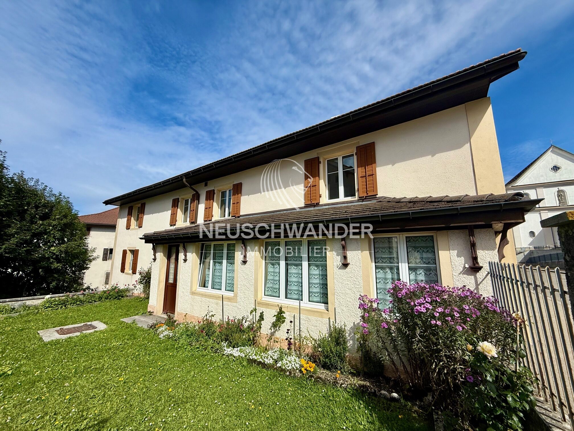 In Saignelégier building with 1 business and 4 apartments for sale