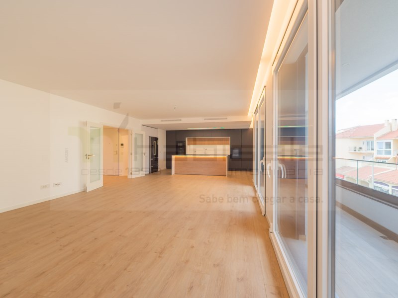 New Luxury 3 Bedroom Apartment Near the Sea with 2 Box Garages