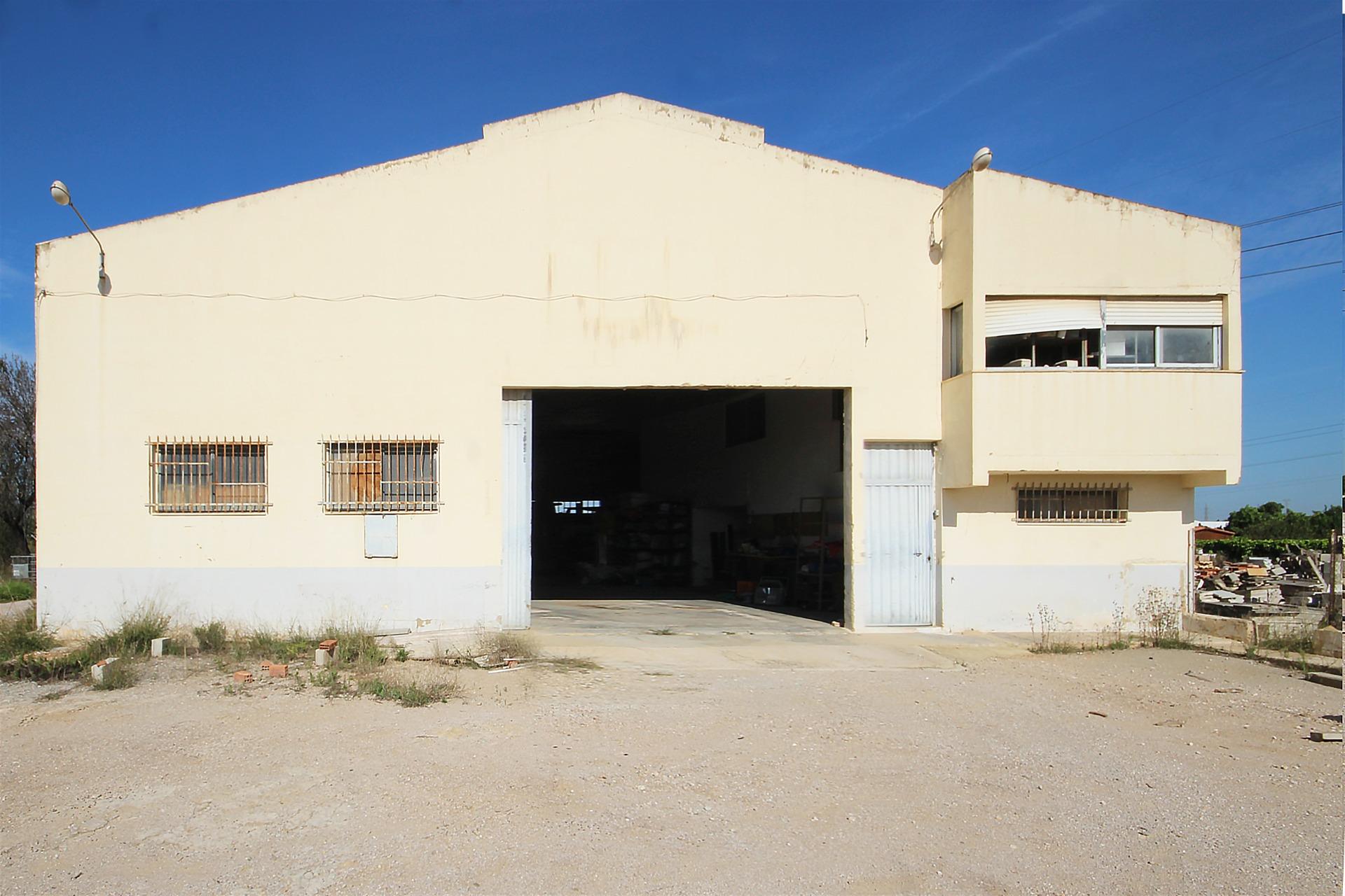 SALE OF INDUSTRIAL WAREHOUSE ON A LARGE PLOT IN TORRENT