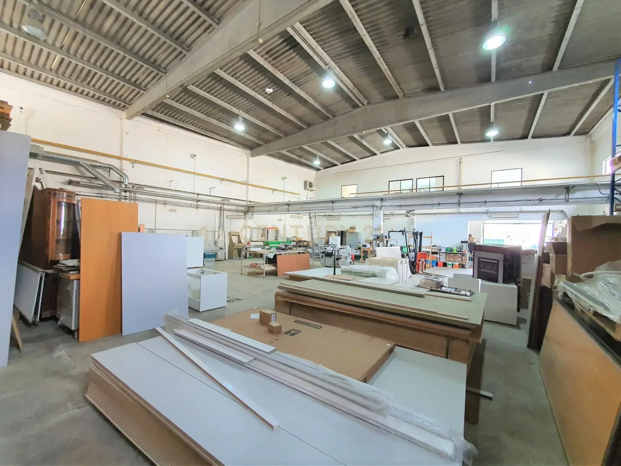 Warehouse inserted in a plot of 966m2 and implantation of 404m2 in the Seixal Industrial Park