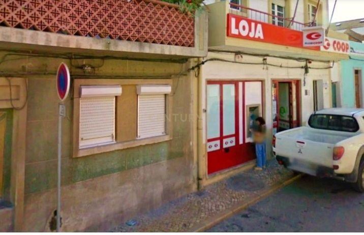 Building for Sale 870m2, with Ground Floor Shop in the Center of Baixa da Banheira