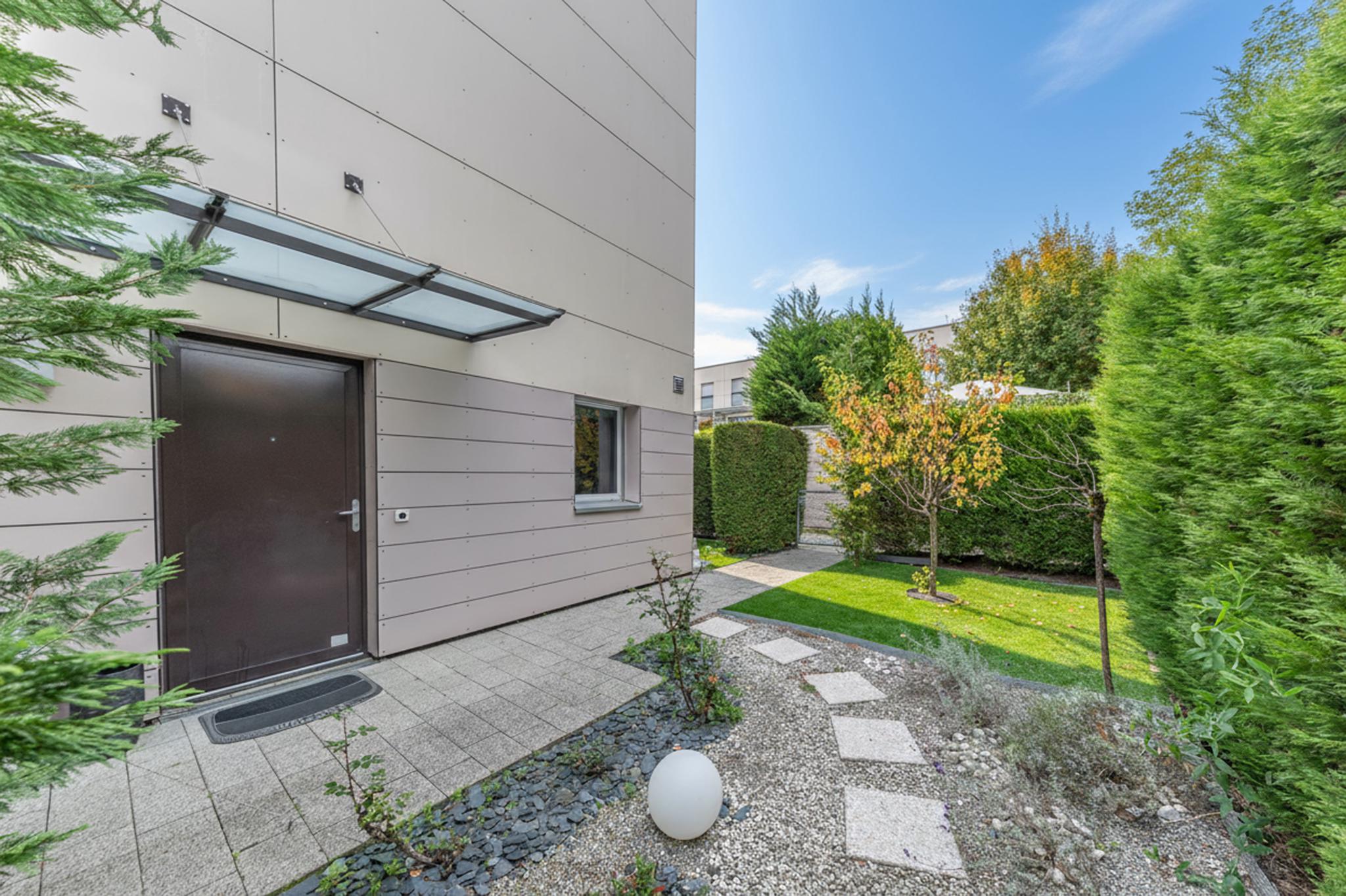 Bright triplex with garden