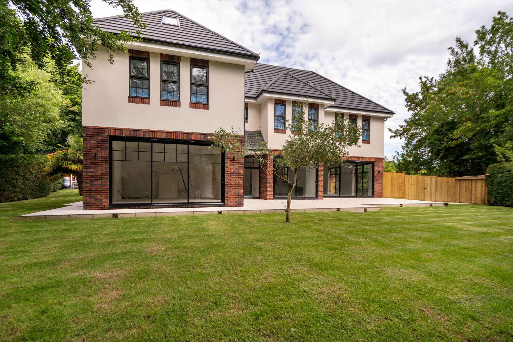 Detached House: for sale in Warlingham