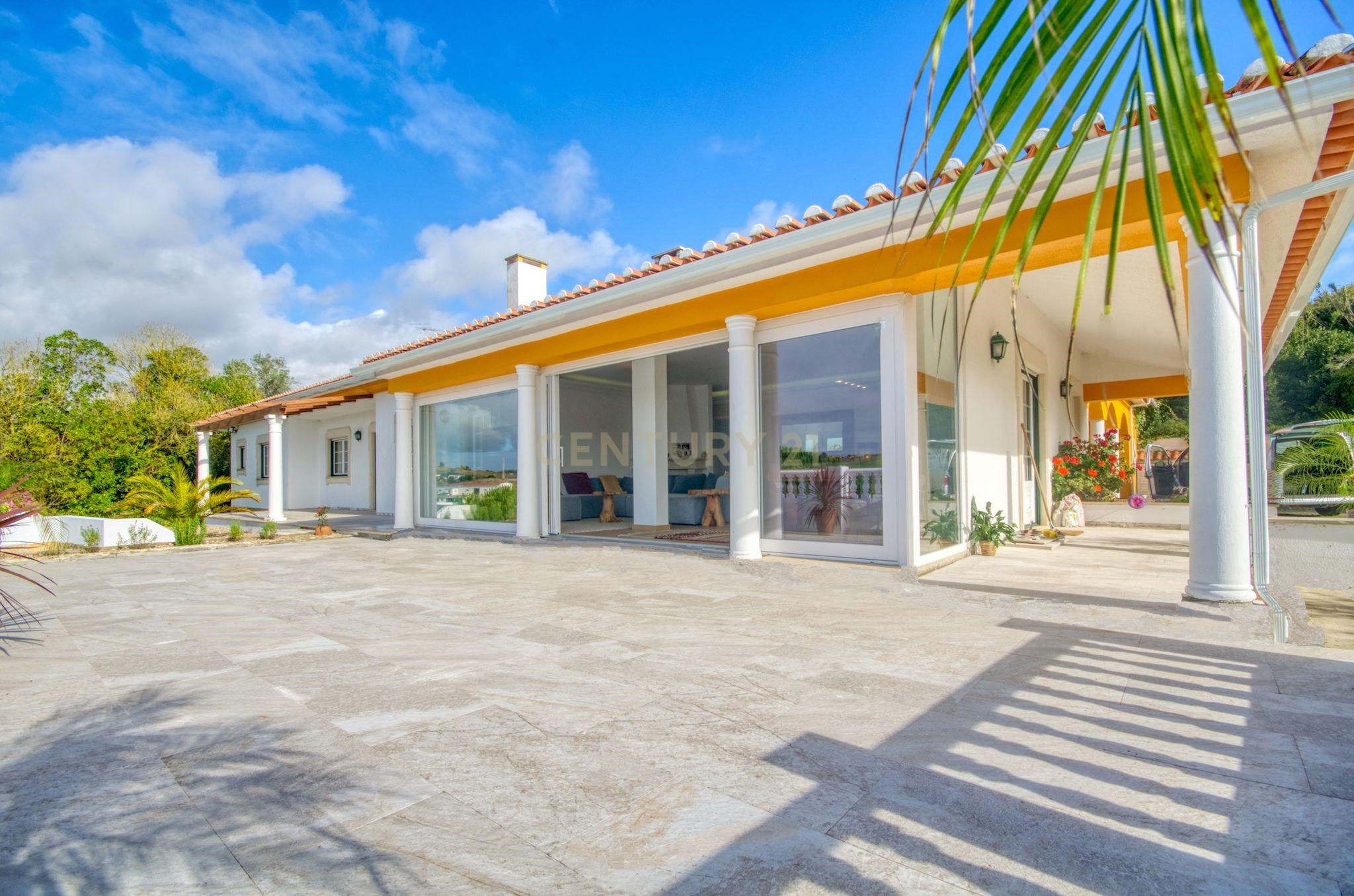 4-bedroom SINGLE-STOREY VILLA, few km from the beaches