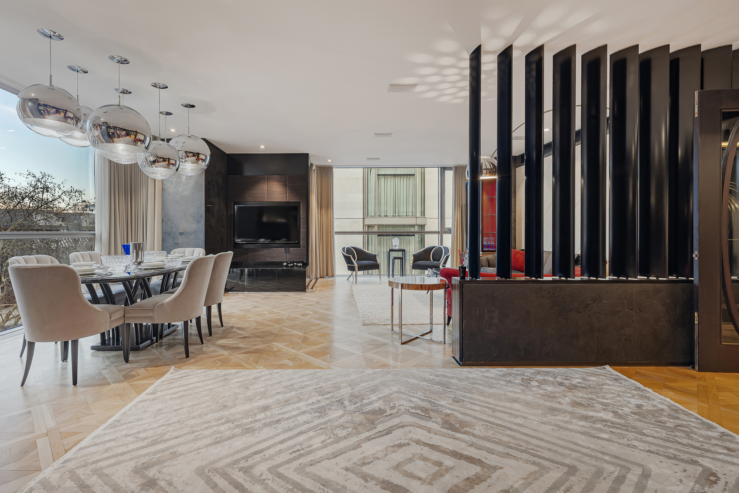 Sophisticated apartment with wraparound balcony in Knightsbridge