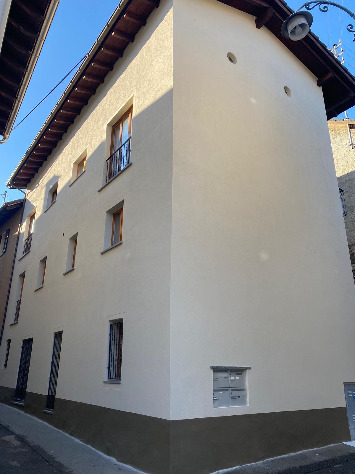 Building with 4 residential units in the center of Losone/ Vendesi palazzina di 4 unità immobiliari nel nucleo di Losone.