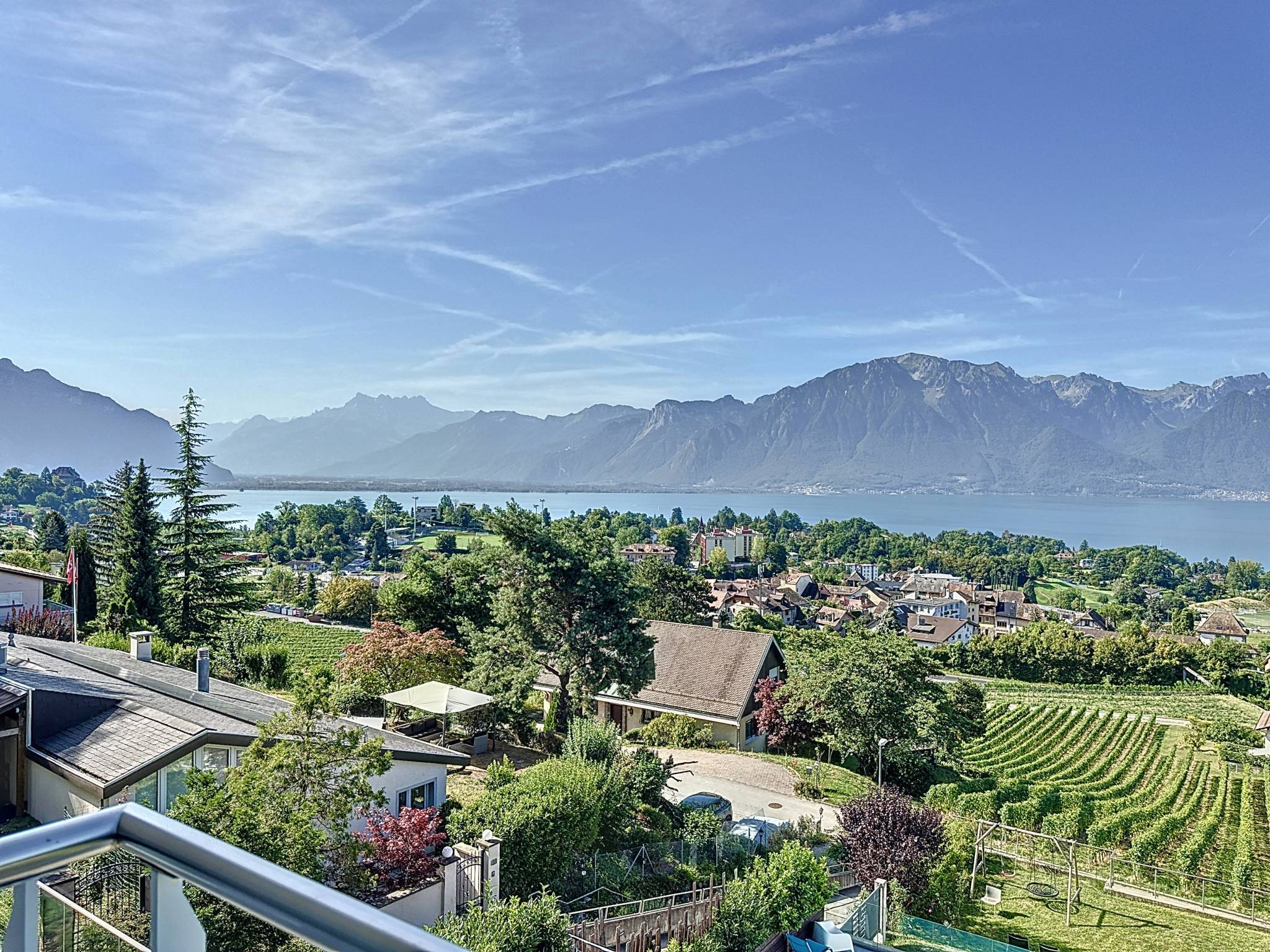 Semi-detached villa with 5.5 rooms, with panoramic views of the lake and the Alps