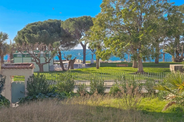 VILLA OF CHARACTER SEA VIEW IN THE CITY CENTER OF SAINT RAPHAEL AND SEASIDE
