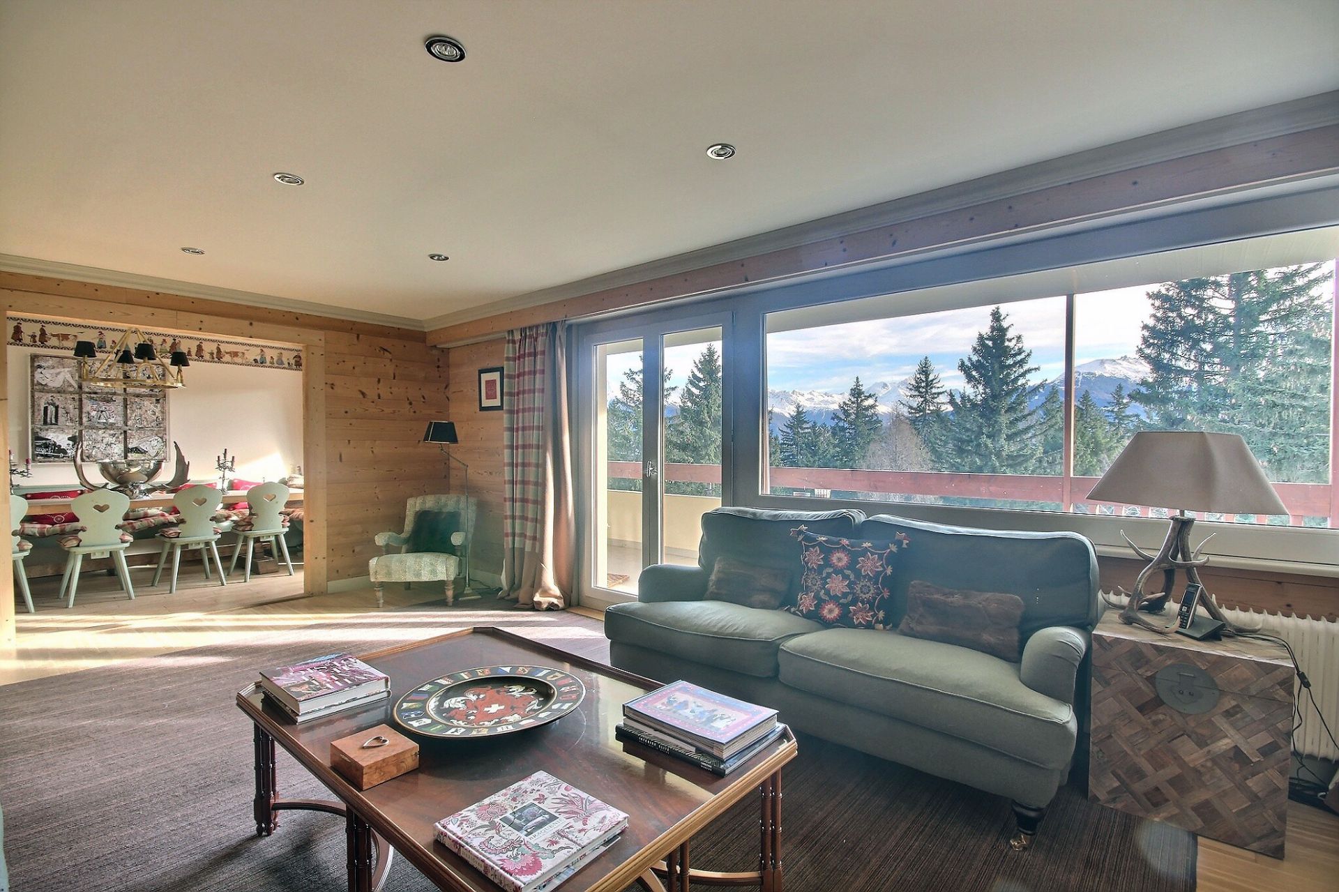 Crans-Montana. Bright 6.5 rooms penthouse near the center