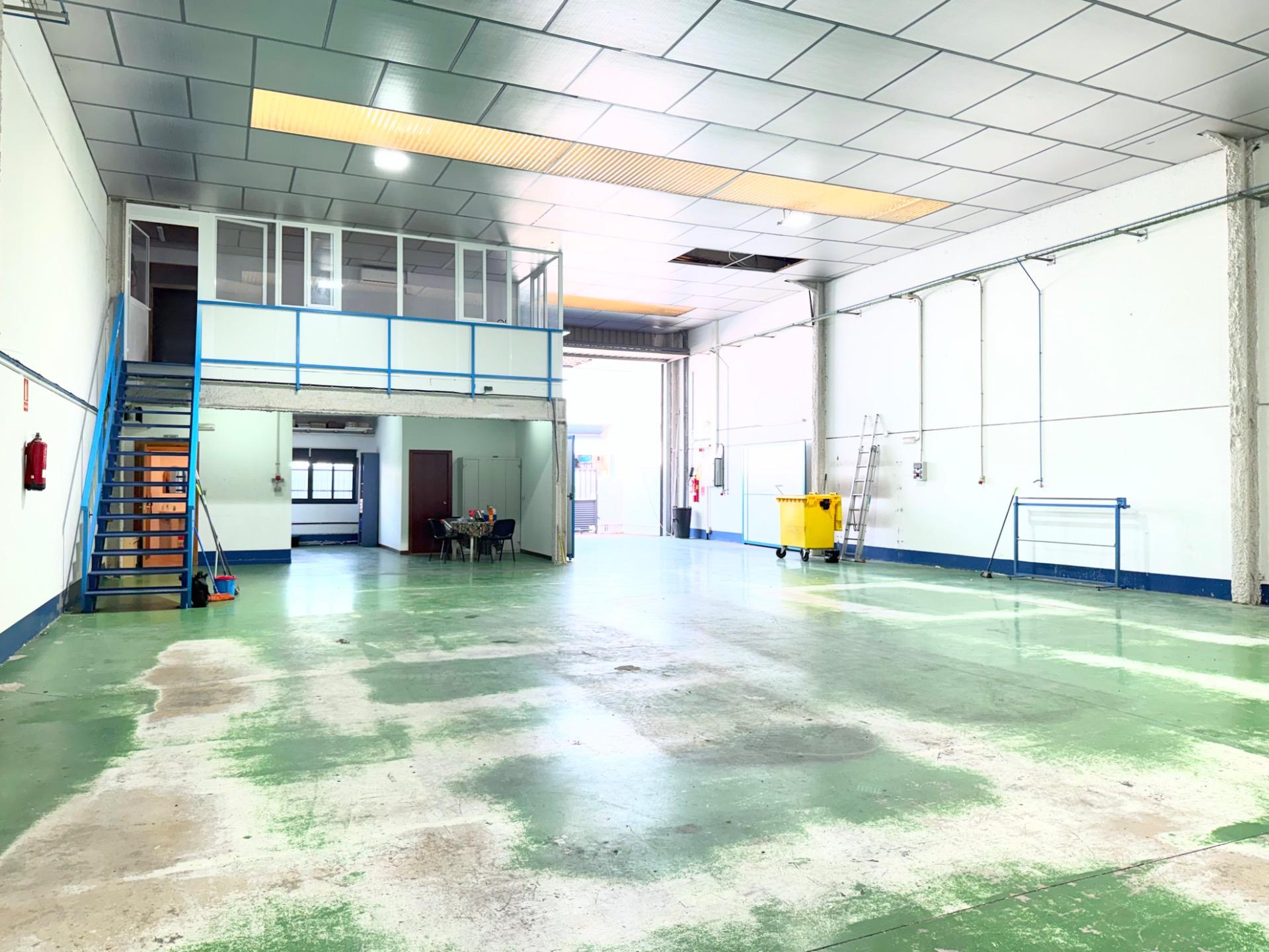 Warehouse 364 m2 in P.I. Backdrops: 380V, Compressed Air and Offices