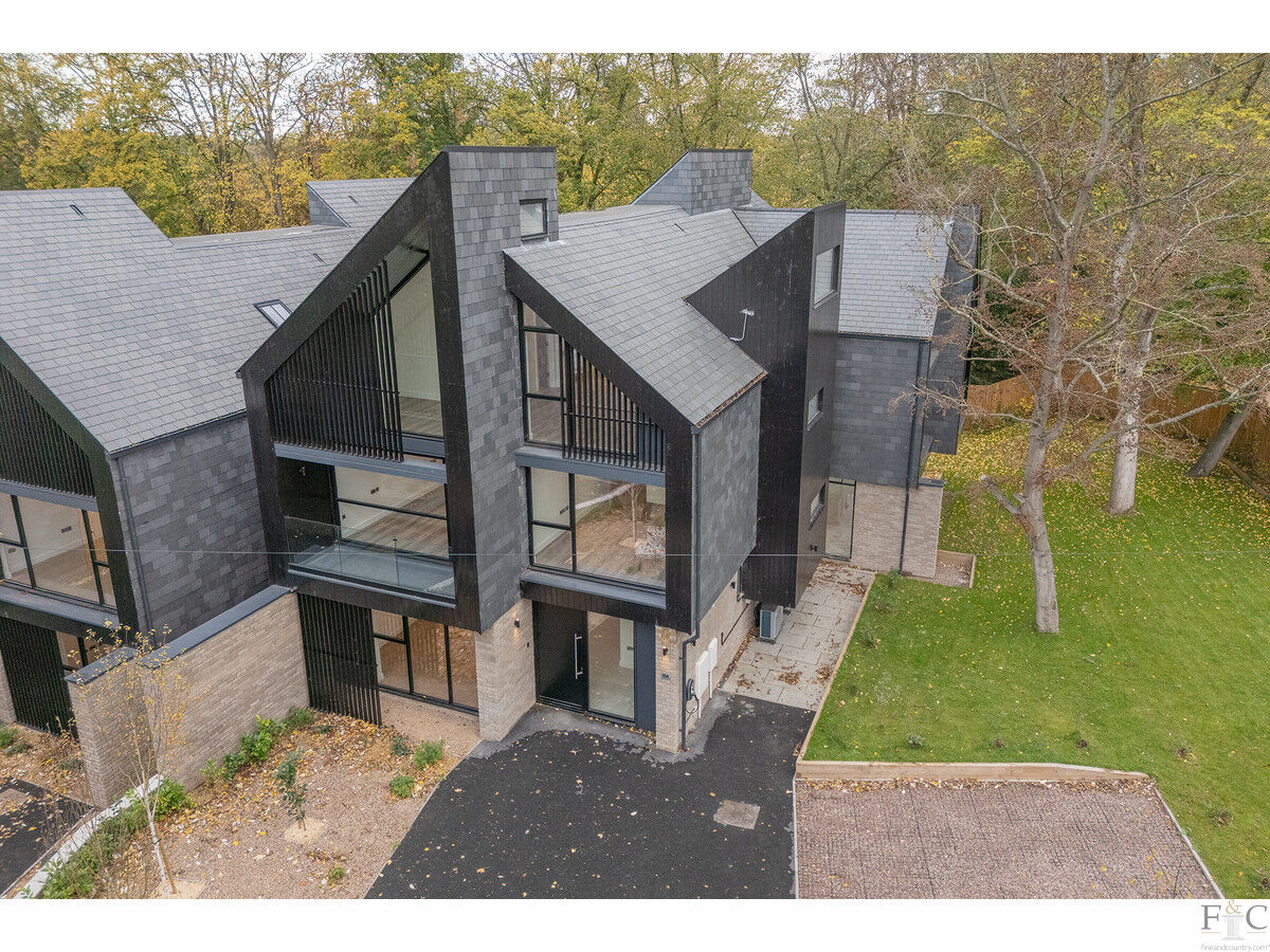 Detached House: for sale in Leicester