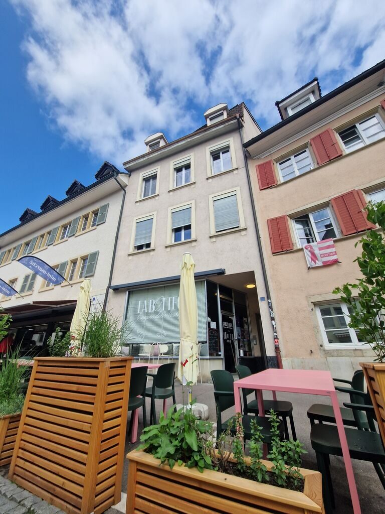 For sale building of 4 apartments and 1 business located in Delémont