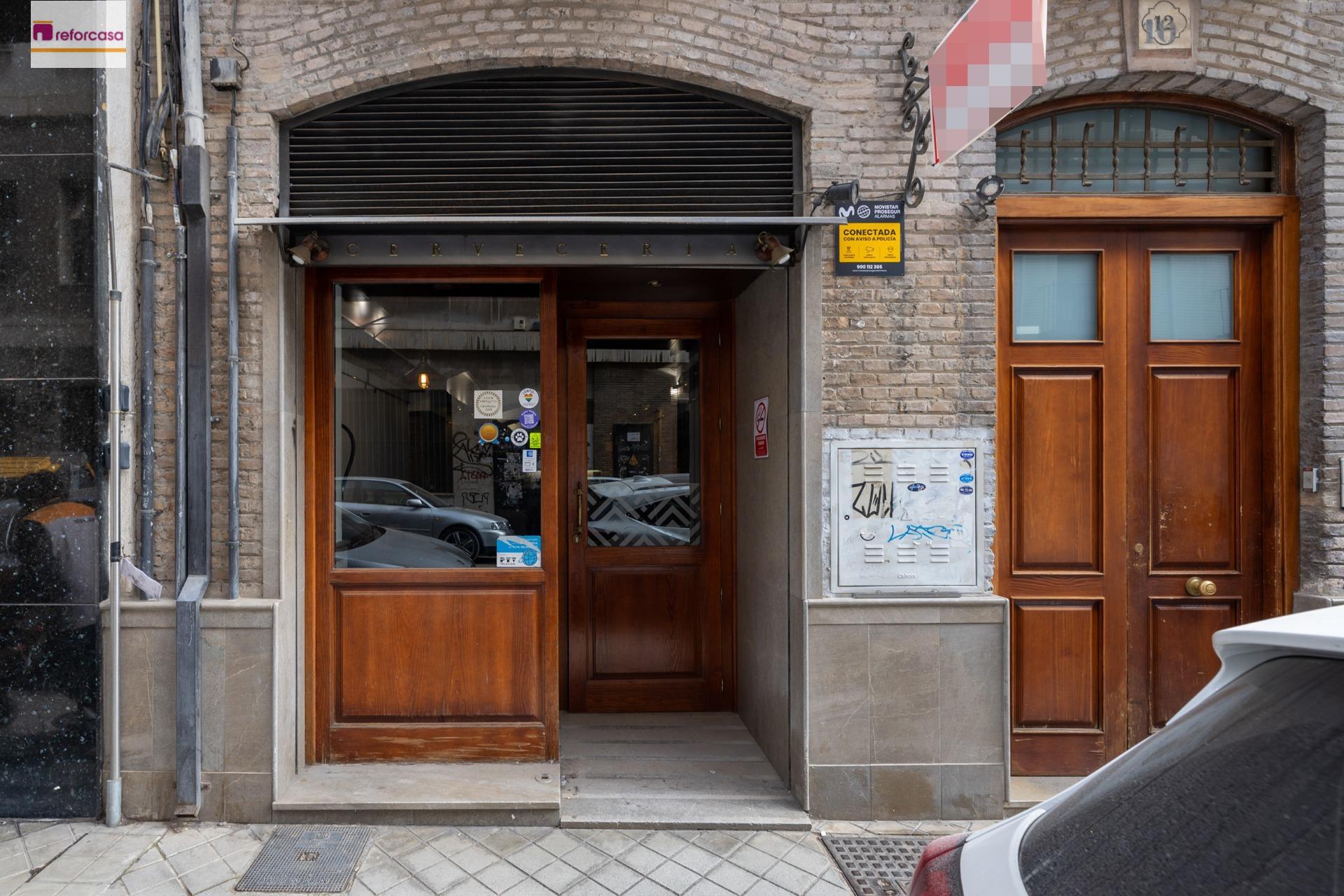 Building with 11 apartments and a store. For Sale in the center of Granada