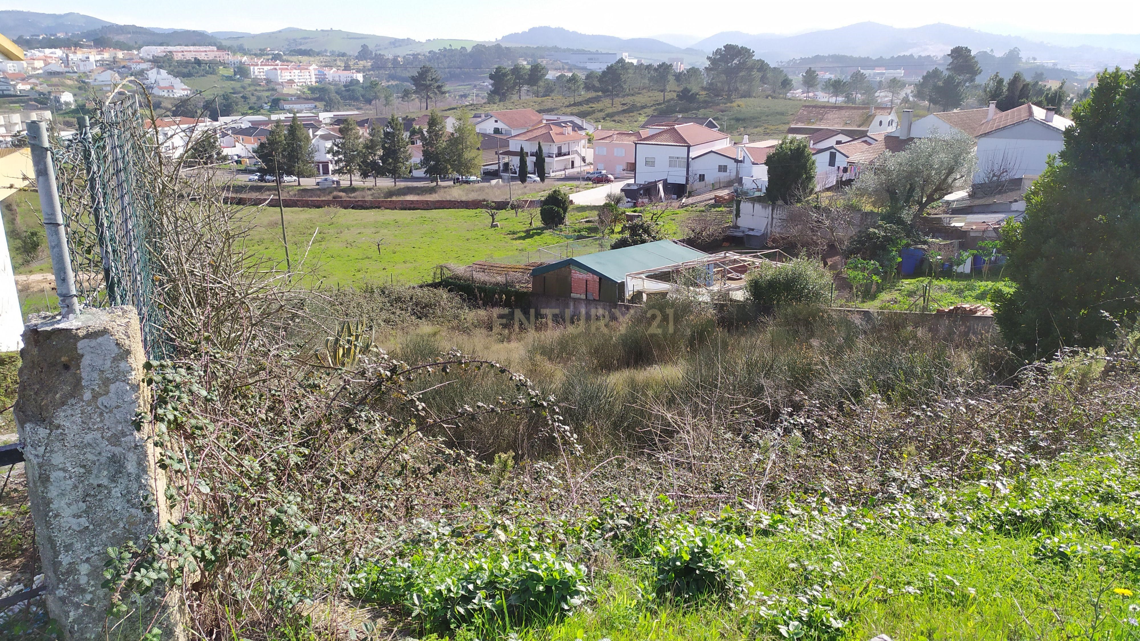 Plot of land with 856m2, at the gates of Torres Vedras (North entrance).