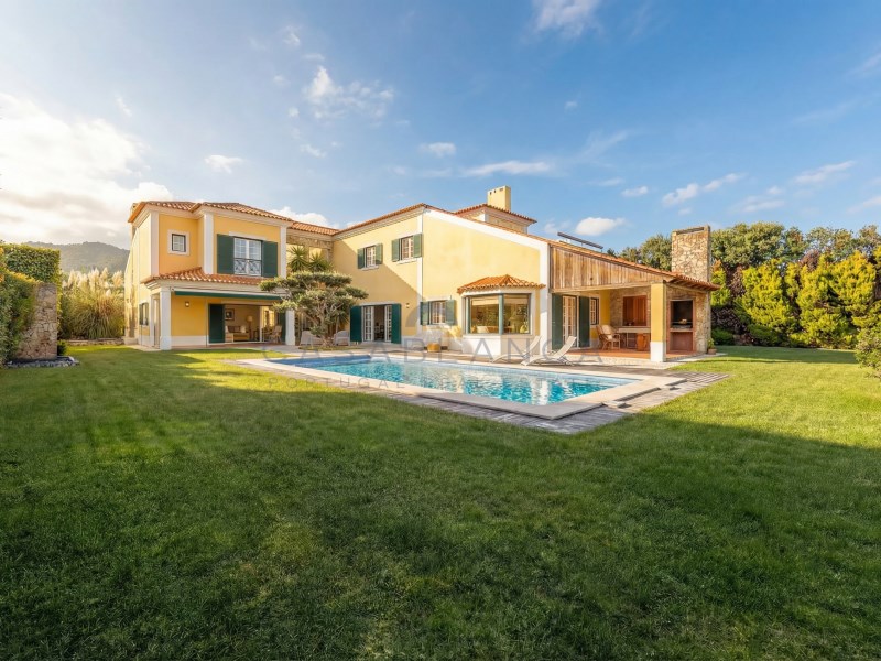 A Villa of Unique Architecture Between Golf and Nature in Beloura
