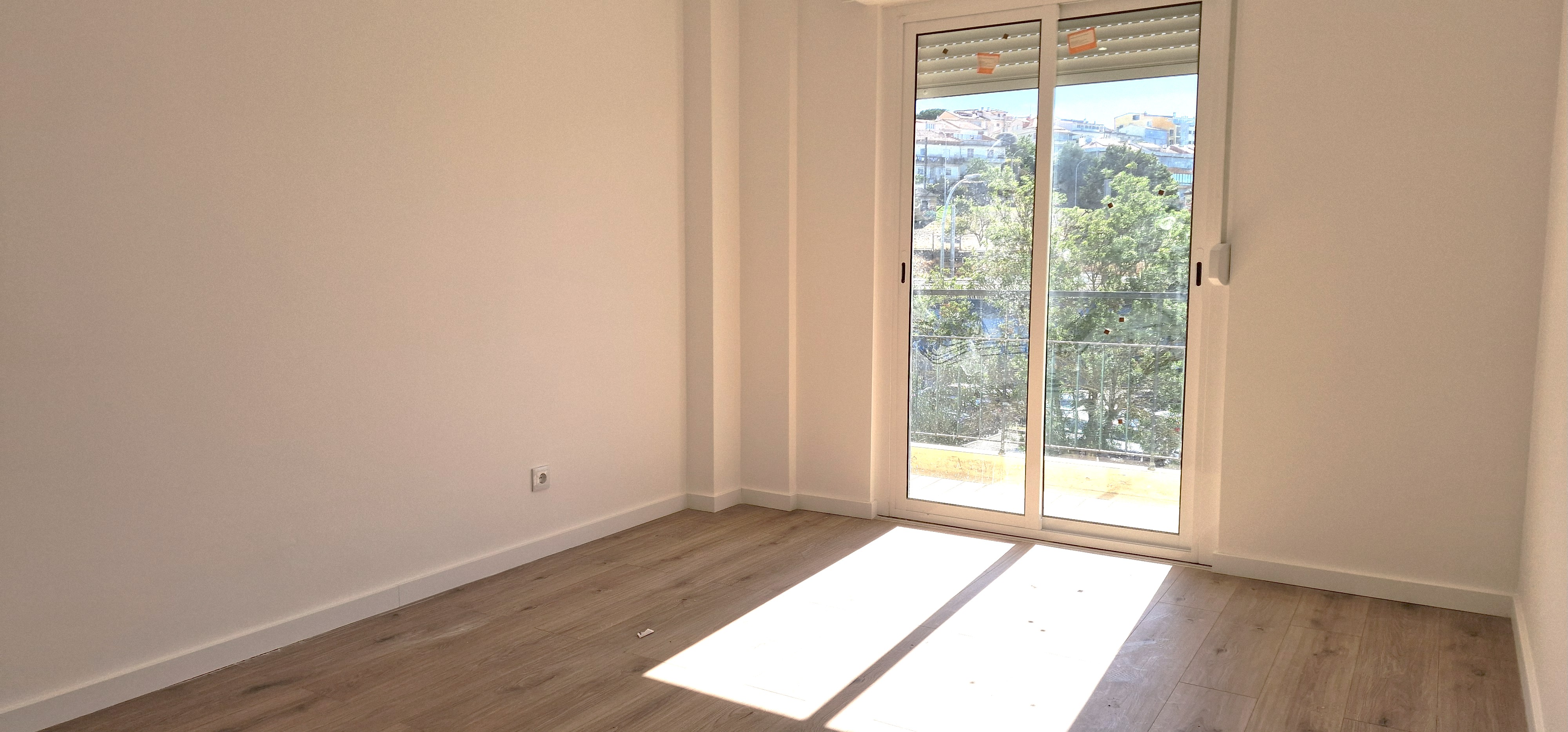 Spacious Family 3 Bedrooms Next to the Amadora East metro