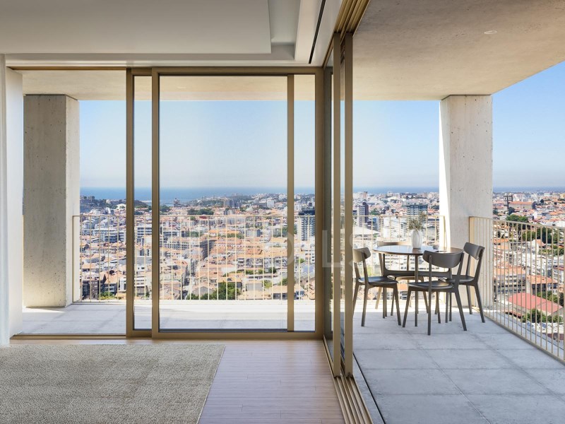 3+1 bedroom flat with outdoor area in the heart of the city of Porto.