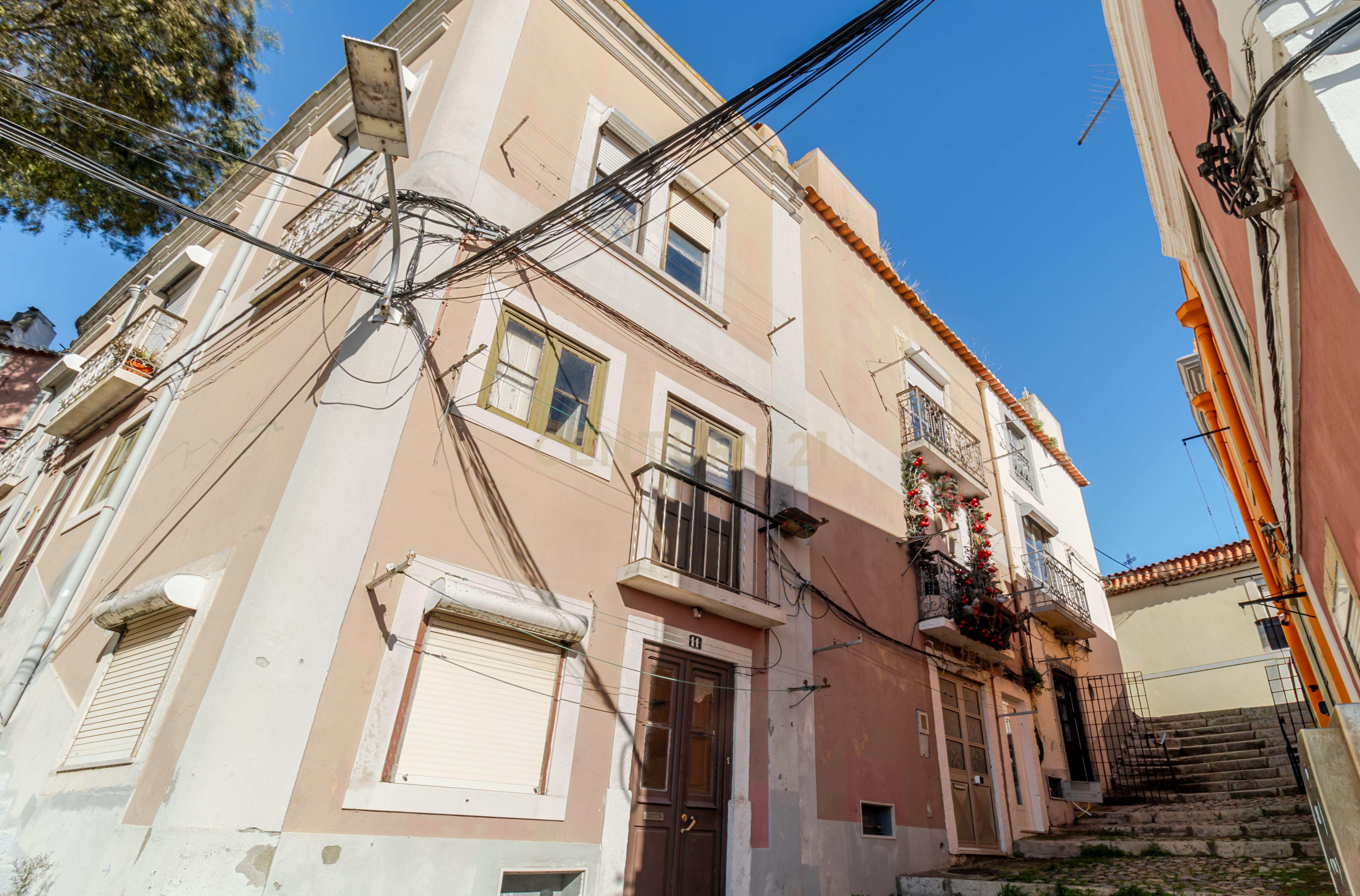 River View Building for Renovation | Historic Center of Setúbal