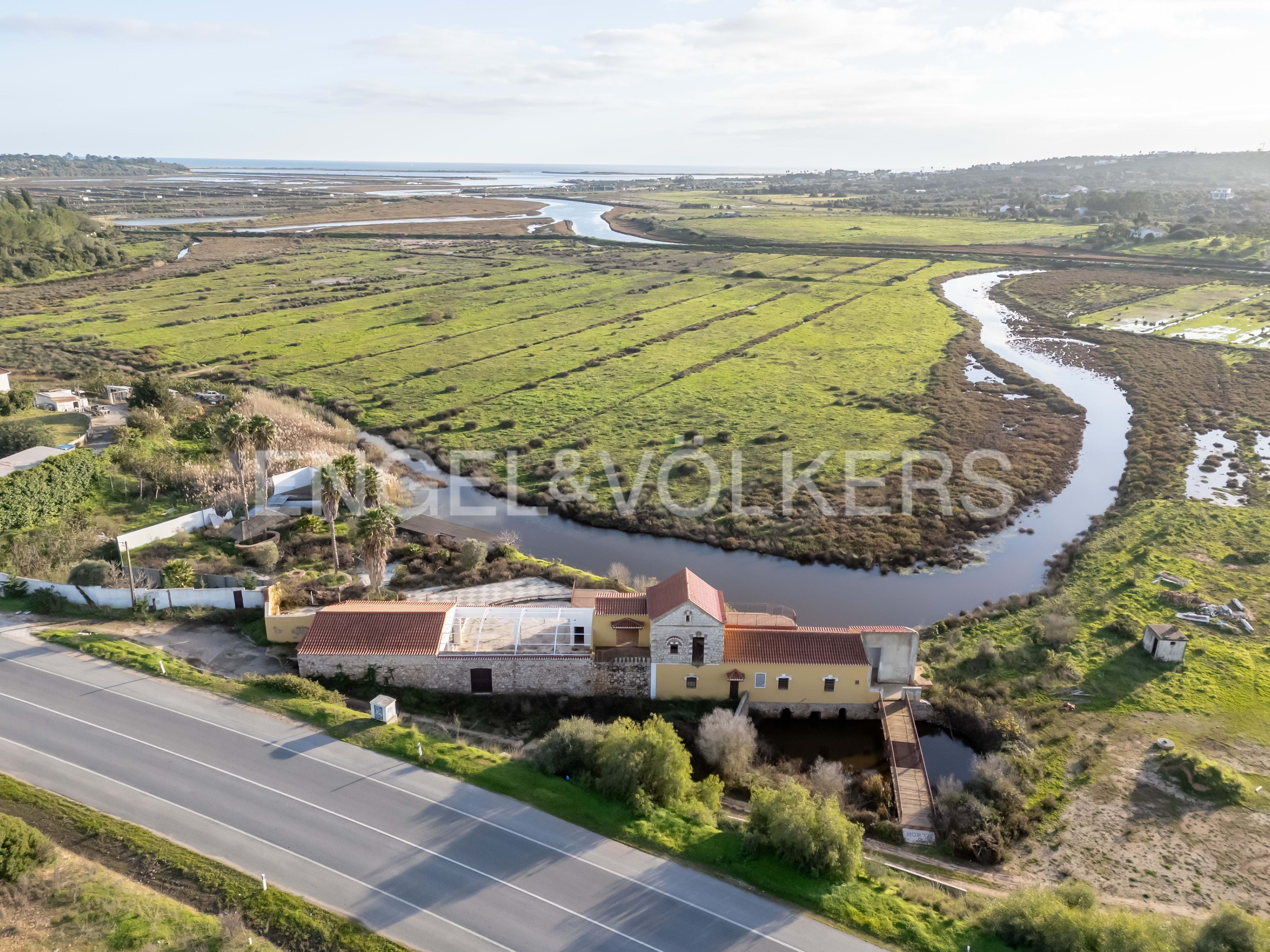 Premium commercial property in a strategic location, right by the water!