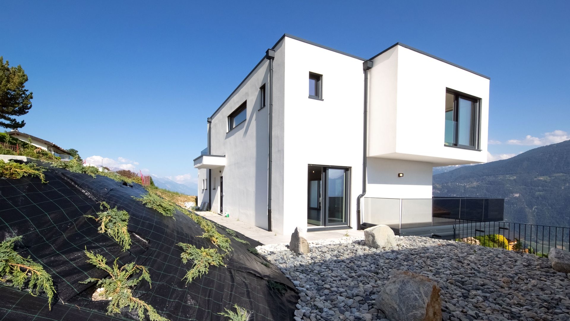 A few minutes from Crans-Montana. Chermignon. Contemporary 5.5 room villa with views of the Alps