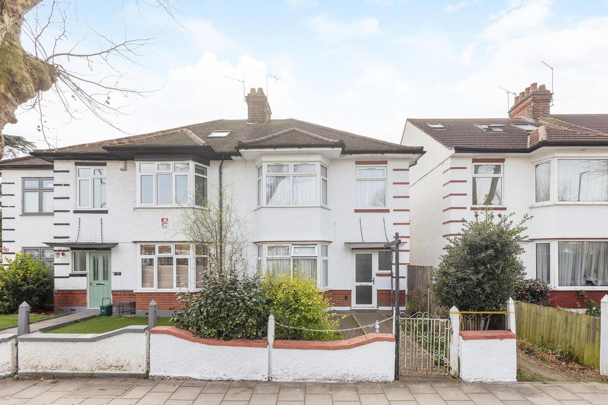 Semi-Detached House: for sale in Brentford