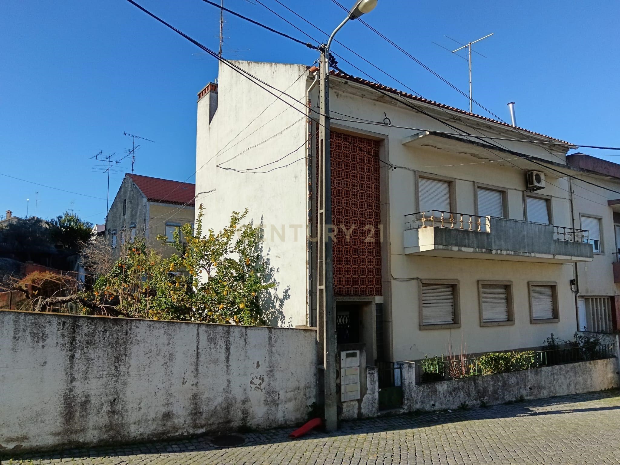 Residential building with 2 floors plus attic, Slaughterhouse Area in Castelo Branco
